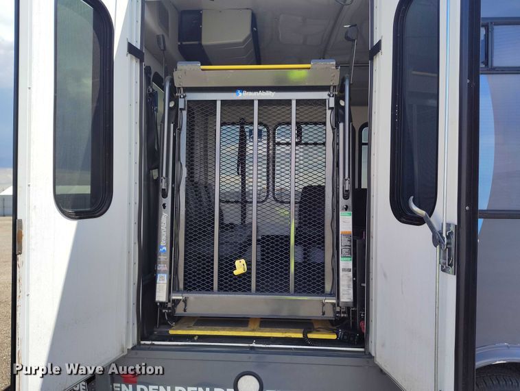 image for item YA0637 2022 Ford E450 shuttle bus