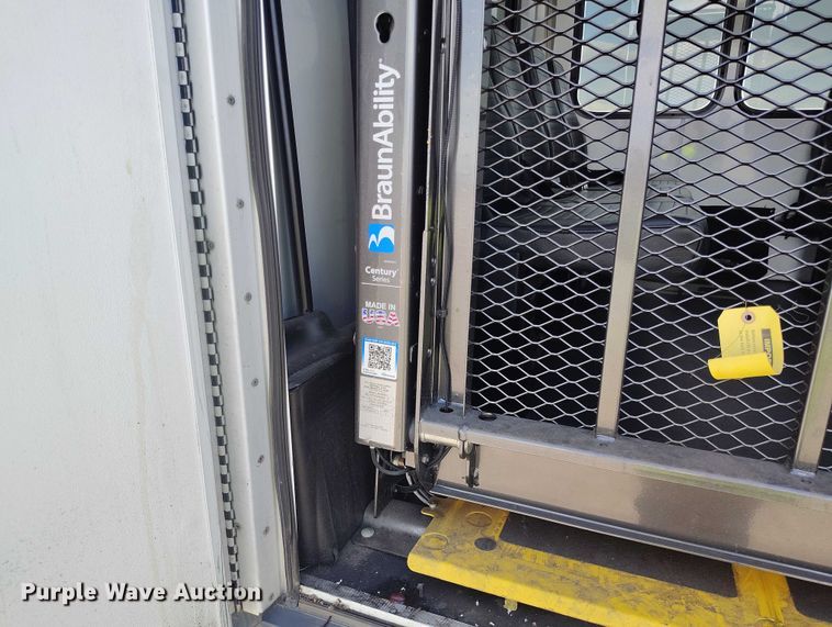 image for item YA0637 2022 Ford E450 shuttle bus