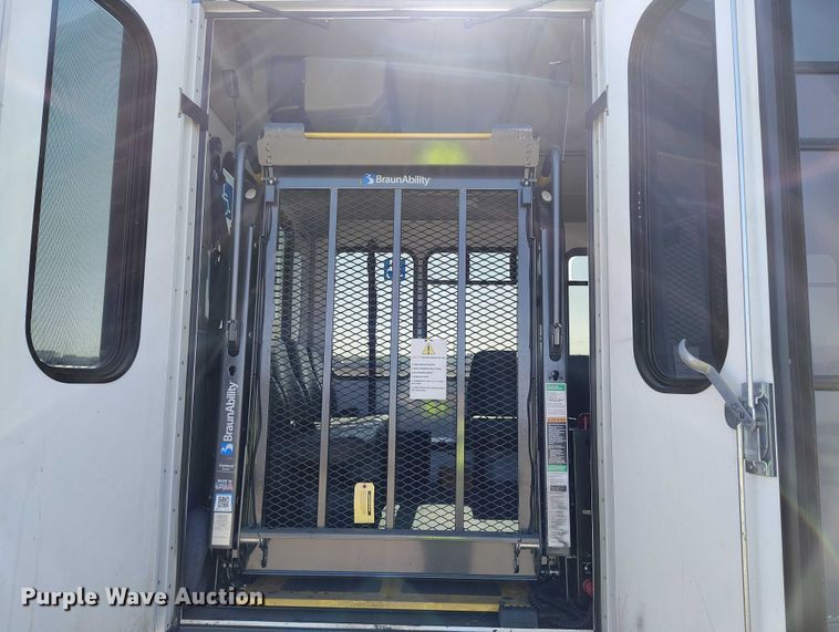 image for item YA0638 2022 Ford E450 shuttle bus