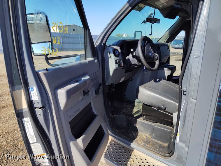 image for item YA0638 2022 Ford E450 shuttle bus