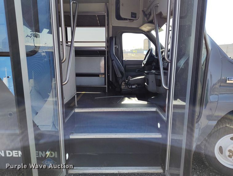 image for item YA0638 2022 Ford E450 shuttle bus