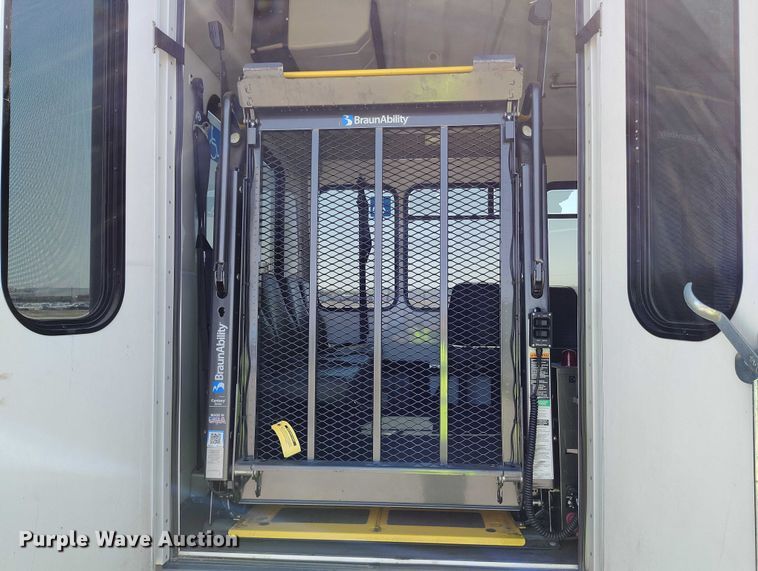 image for item YA0639 2022 Ford E450 shuttle bus