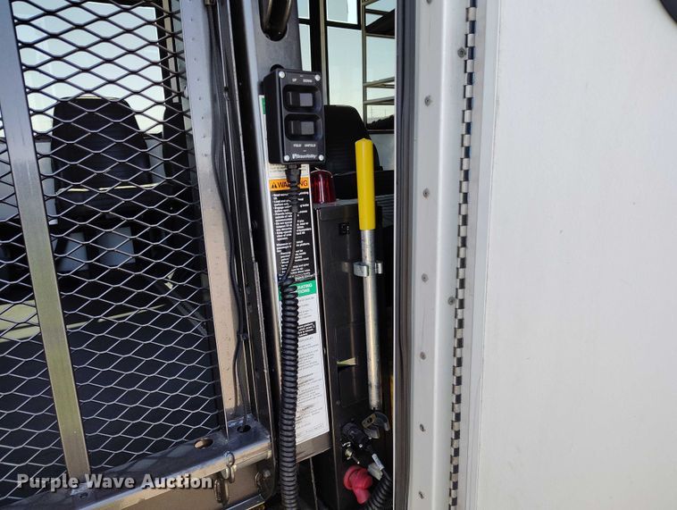 image for item YA0639 2022 Ford E450 shuttle bus