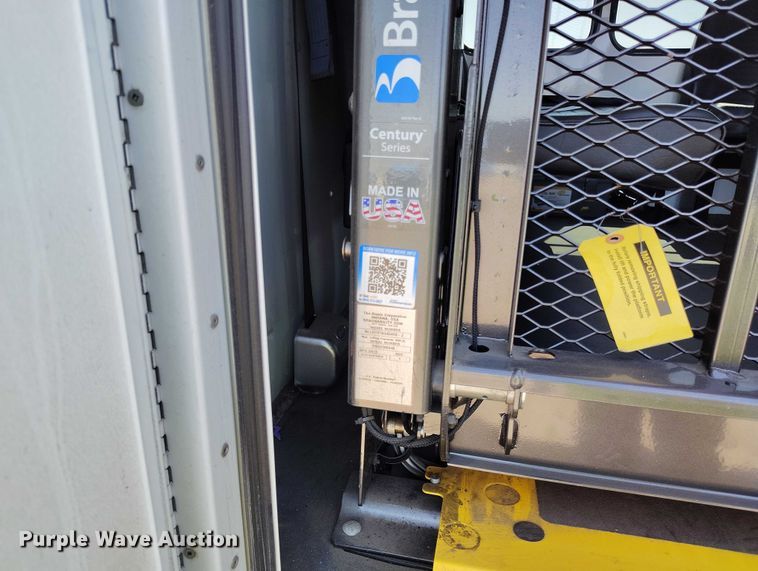 image for item YA0639 2022 Ford E450 shuttle bus