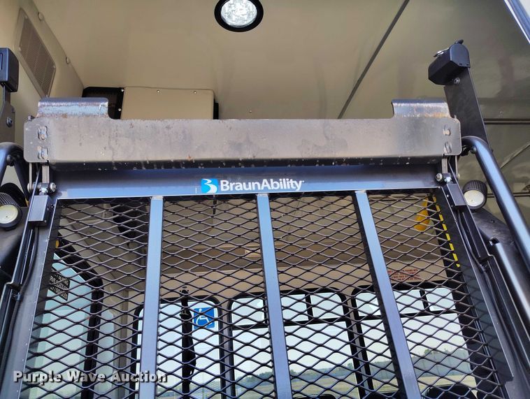 image for item YA0639 2022 Ford E450 shuttle bus