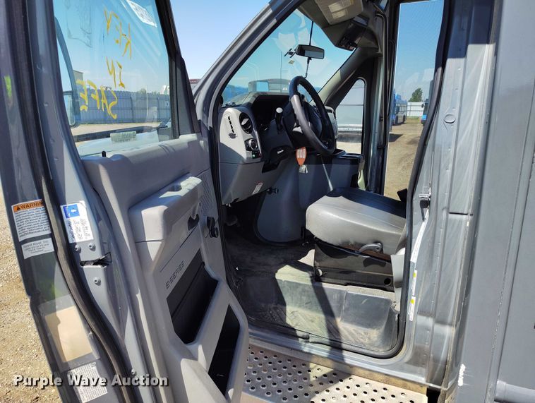 image for item YA0639 2022 Ford E450 shuttle bus