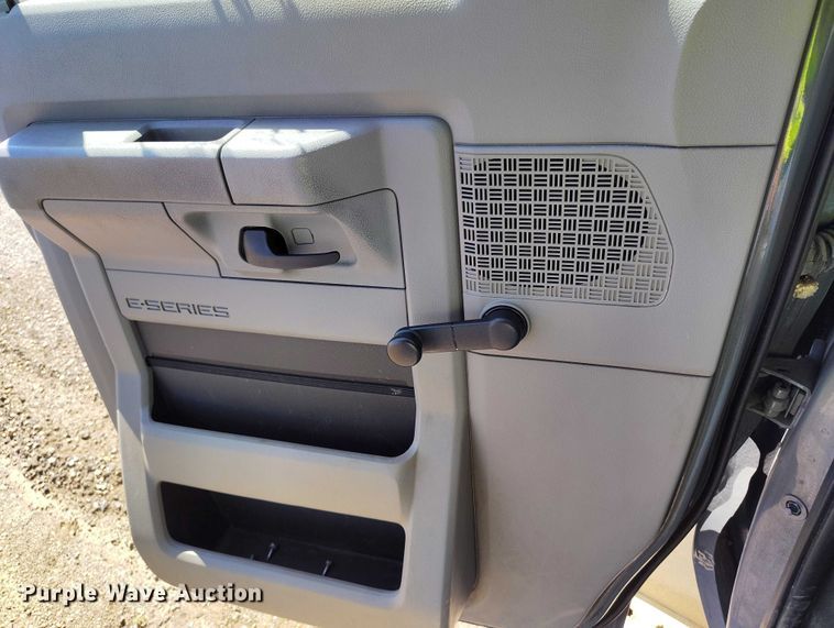 image for item YA0639 2022 Ford E450 shuttle bus