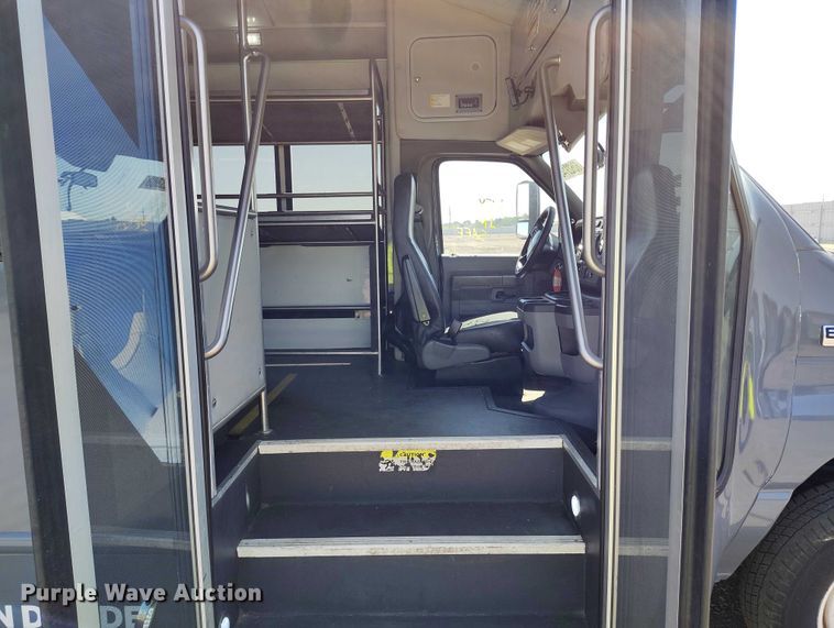 image for item YA0639 2022 Ford E450 shuttle bus