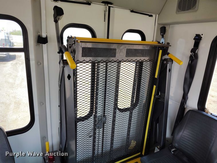 image for item YA0639 2022 Ford E450 shuttle bus