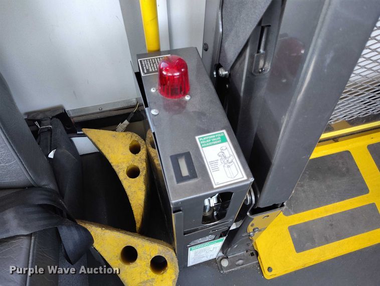 image for item YA0639 2022 Ford E450 shuttle bus