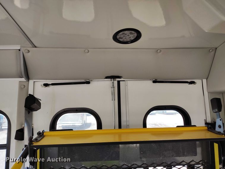 image for item YA0639 2022 Ford E450 shuttle bus