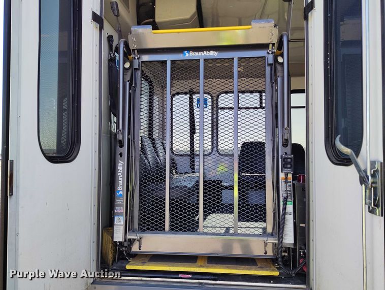 image for item YA0640 2022 Ford E450 shuttle bus