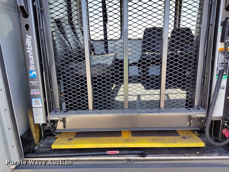 image for item YA0640 2022 Ford E450 shuttle bus