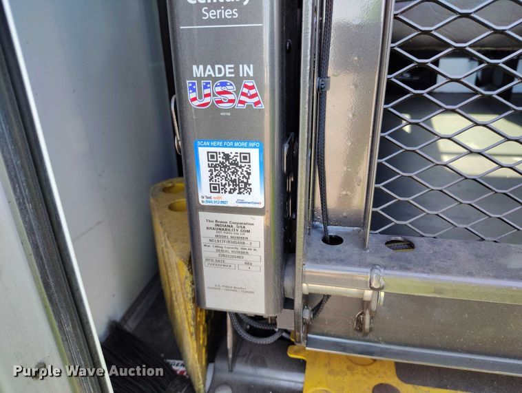 image for item YA0640 2022 Ford E450 shuttle bus