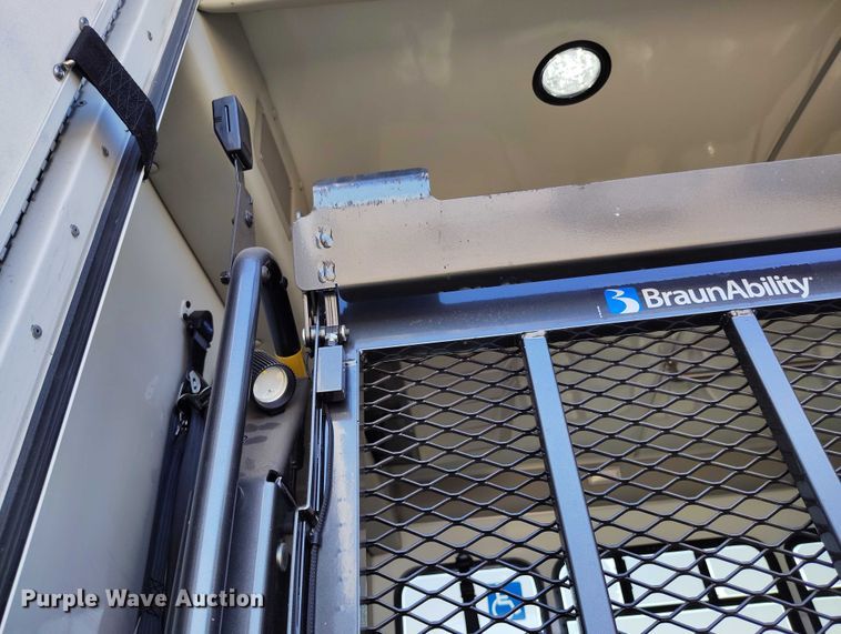 image for item YA0640 2022 Ford E450 shuttle bus