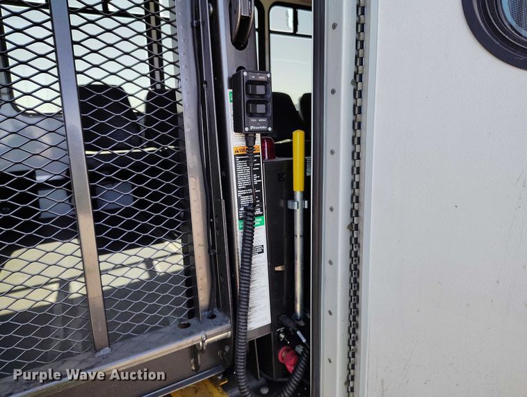 image for item YA0640 2022 Ford E450 shuttle bus