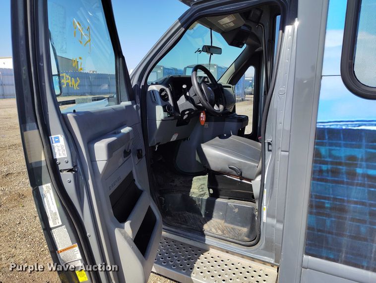 image for item YA0640 2022 Ford E450 shuttle bus