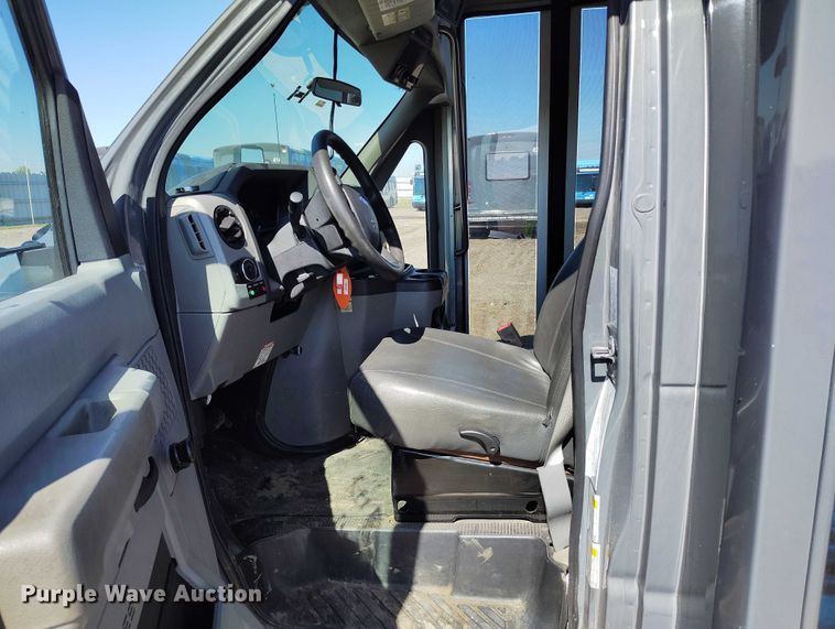 image for item YA0640 2022 Ford E450 shuttle bus