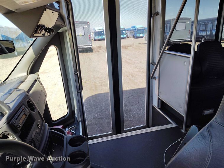 image for item YA0640 2022 Ford E450 shuttle bus