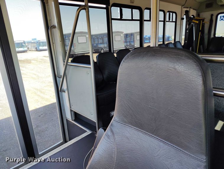 image for item YA0640 2022 Ford E450 shuttle bus