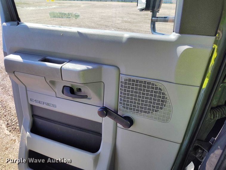 image for item YA0640 2022 Ford E450 shuttle bus