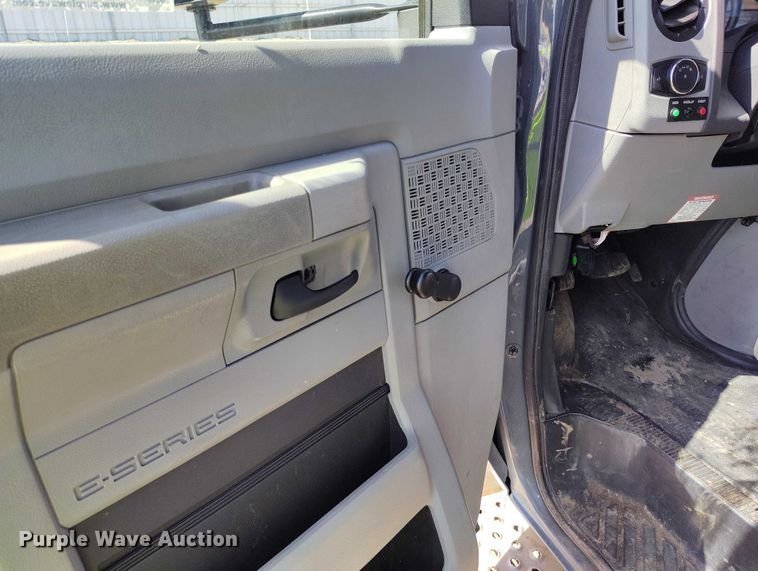 image for item YA0640 2022 Ford E450 shuttle bus