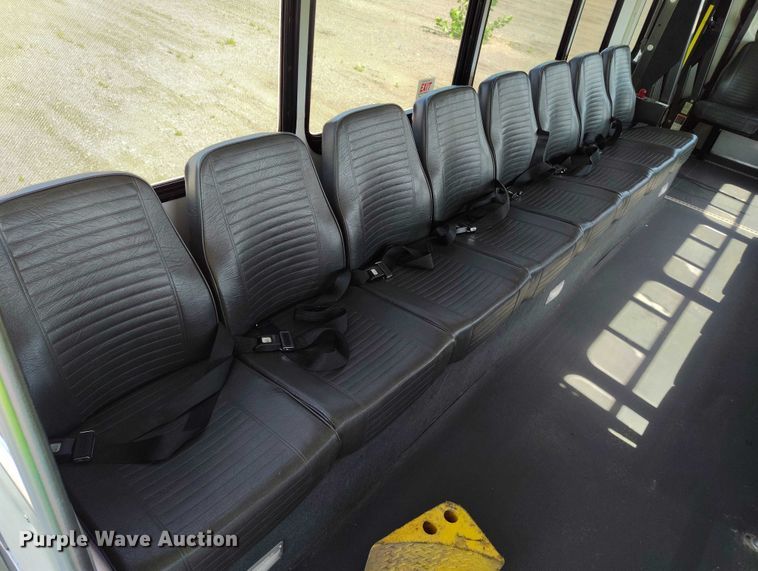 image for item YA0640 2022 Ford E450 shuttle bus