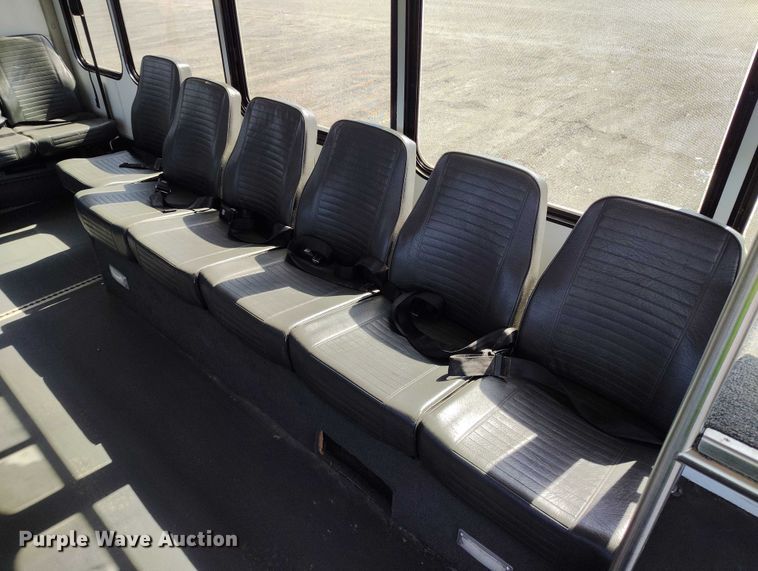 image for item YA0640 2022 Ford E450 shuttle bus