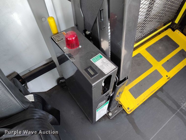 image for item YA0640 2022 Ford E450 shuttle bus