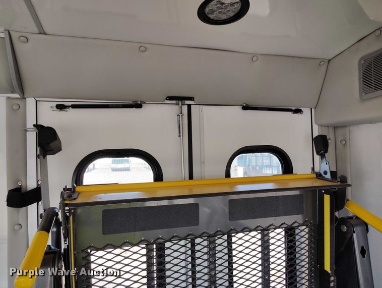 image for item YA0640 2022 Ford E450 shuttle bus