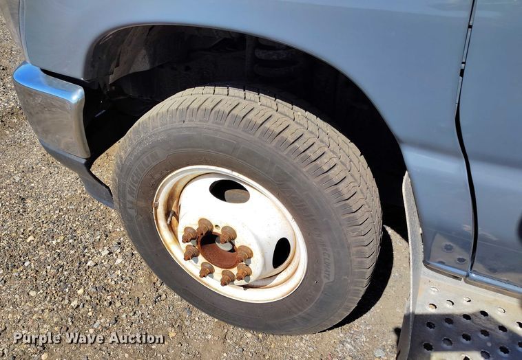 image for item YA0640 2022 Ford E450 shuttle bus