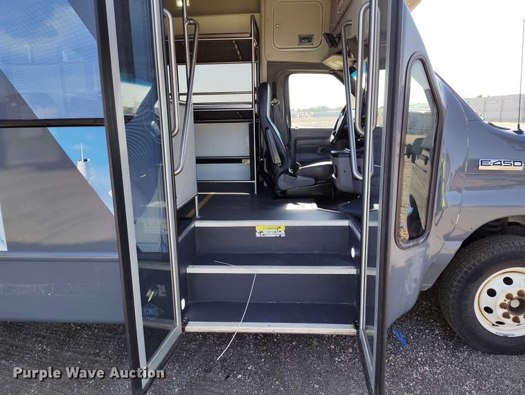 image for item YA0641 2022 Ford E450 shuttle bus