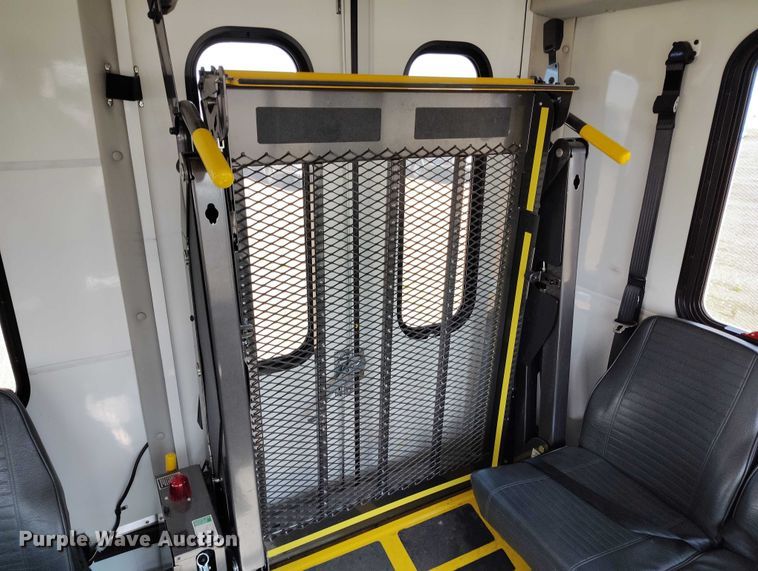 image for item YA0641 2022 Ford E450 shuttle bus