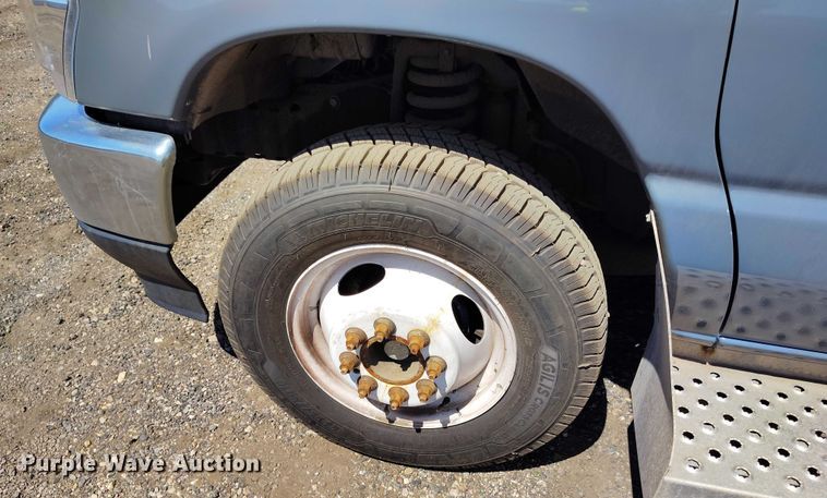 image for item YA0642 2022 Ford E450 shuttle bus