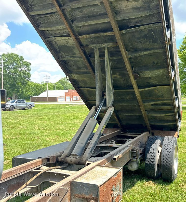 image for item DI9197 2001 International 4700  Crew Cab dump truck