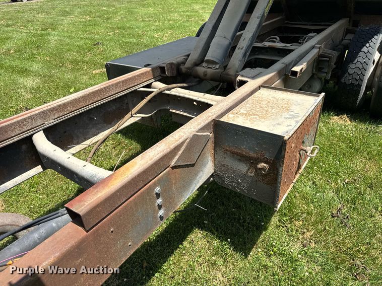 image for item DI9197 2001 International 4700  Crew Cab dump truck