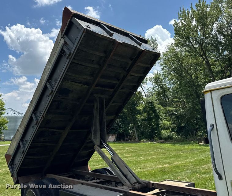 image for item DI9197 2001 International 4700  Crew Cab dump truck