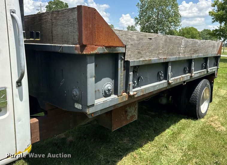 image for item DI9197 2001 International 4700  Crew Cab dump truck