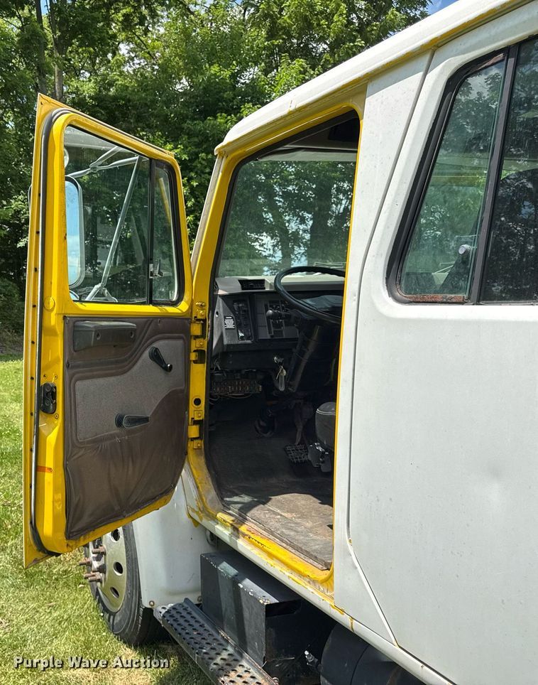 image for item DI9197 2001 International 4700  Crew Cab dump truck