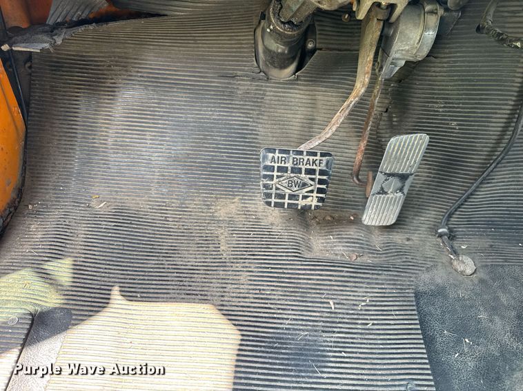 image for item DI9197 2001 International 4700  Crew Cab dump truck