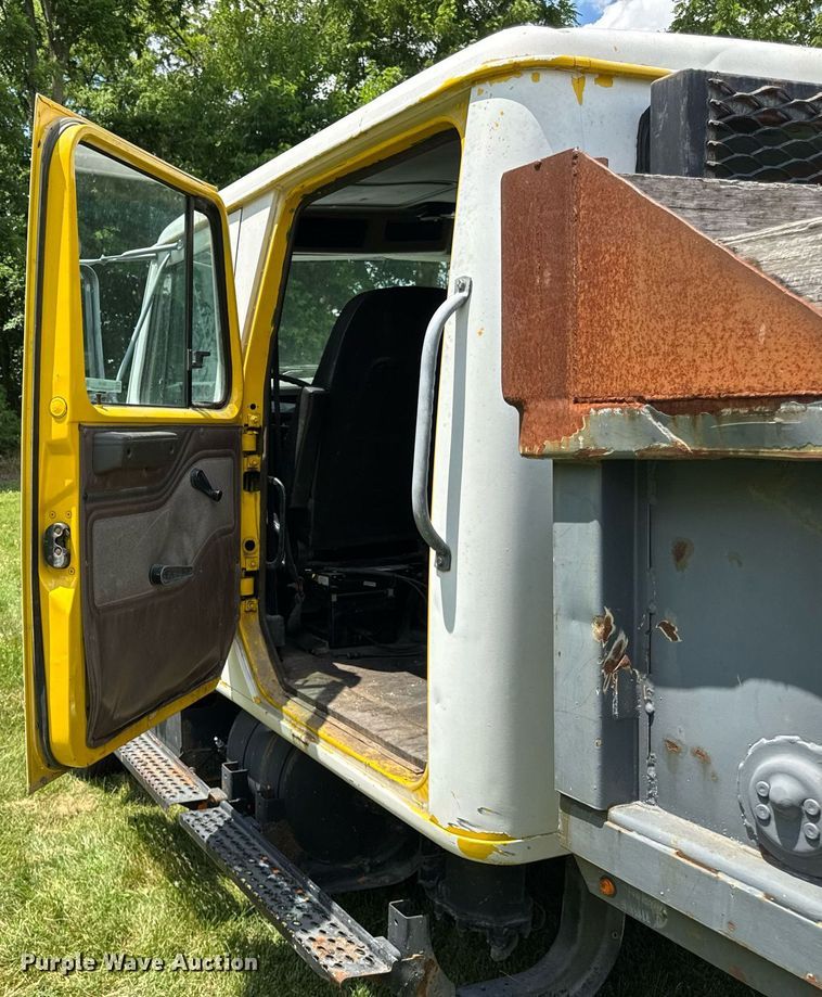 image for item DI9197 2001 International 4700  Crew Cab dump truck