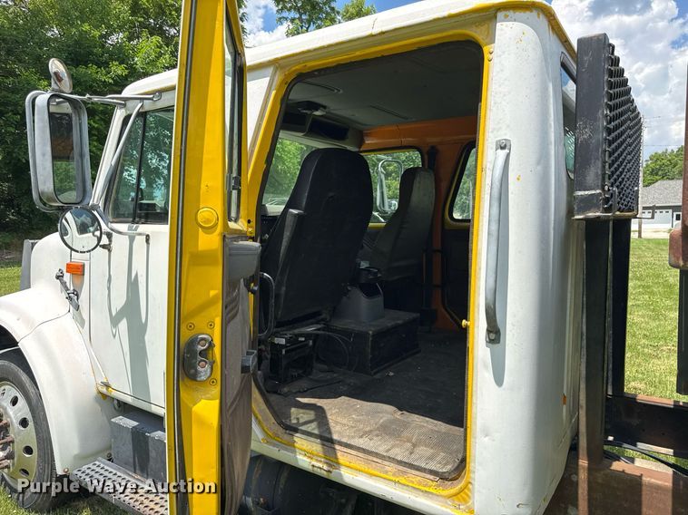 image for item DI9197 2001 International 4700  Crew Cab dump truck