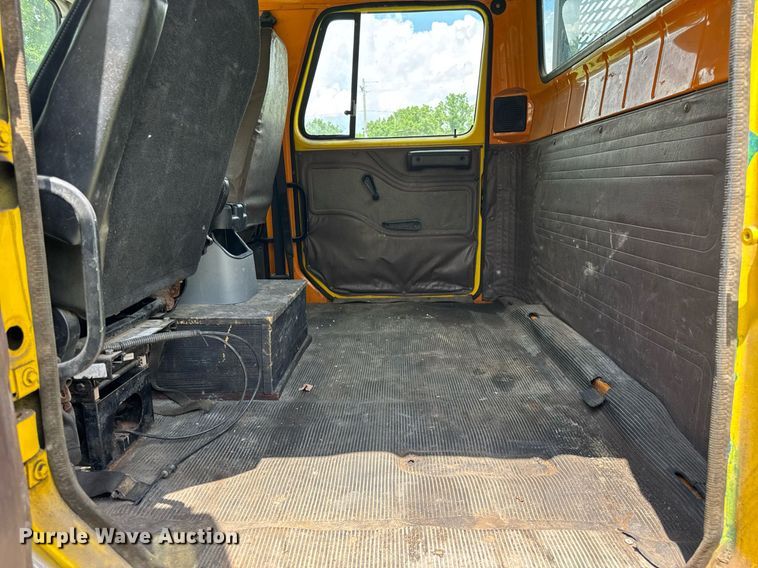 image for item DI9197 2001 International 4700  Crew Cab dump truck