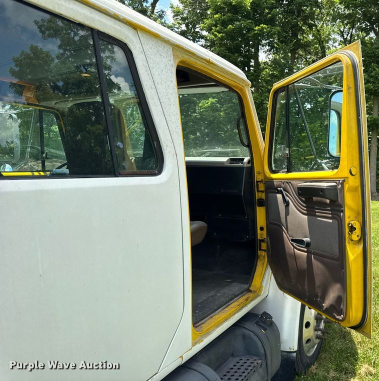 image for item DI9197 2001 International 4700  Crew Cab dump truck