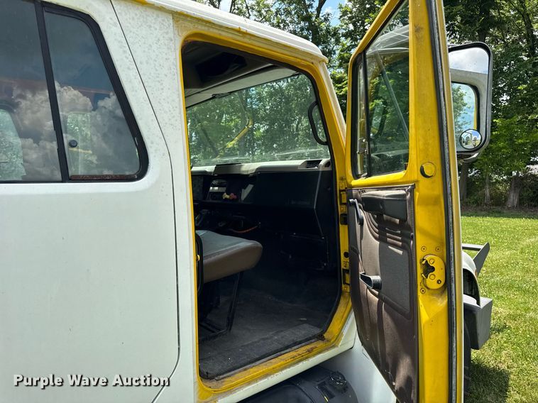 image for item DI9197 2001 International 4700  Crew Cab dump truck