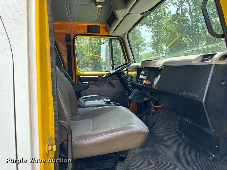 image for item DI9197 2001 International 4700  Crew Cab dump truck