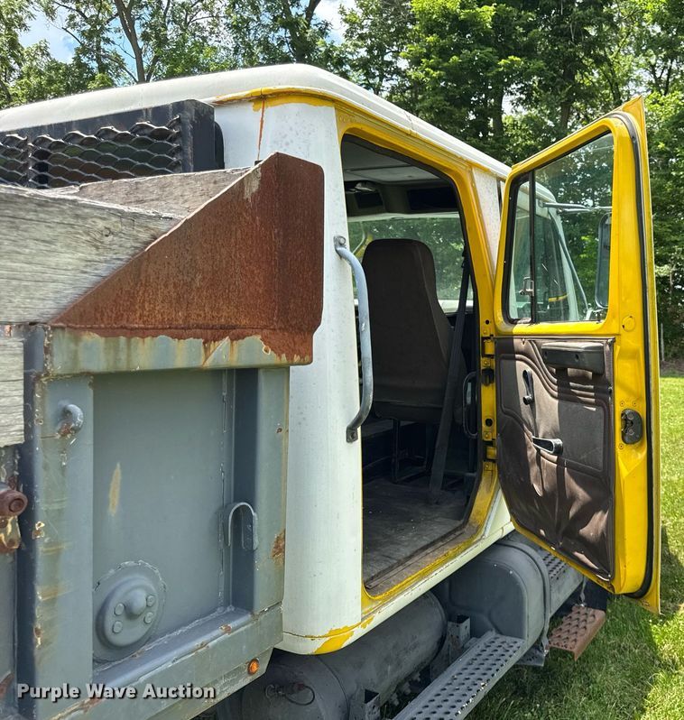 image for item DI9197 2001 International 4700  Crew Cab dump truck