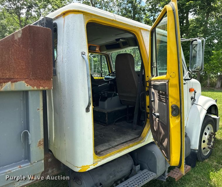image for item DI9197 2001 International 4700  Crew Cab dump truck
