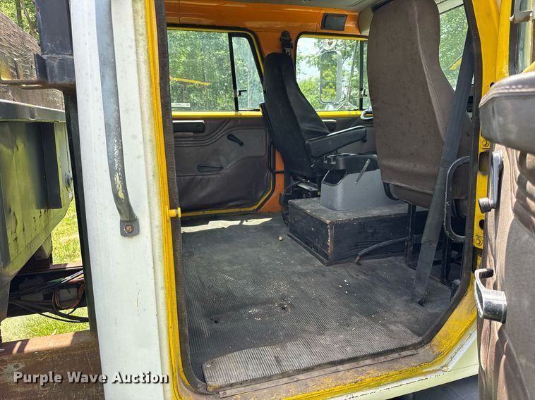 image for item DI9197 2001 International 4700  Crew Cab dump truck