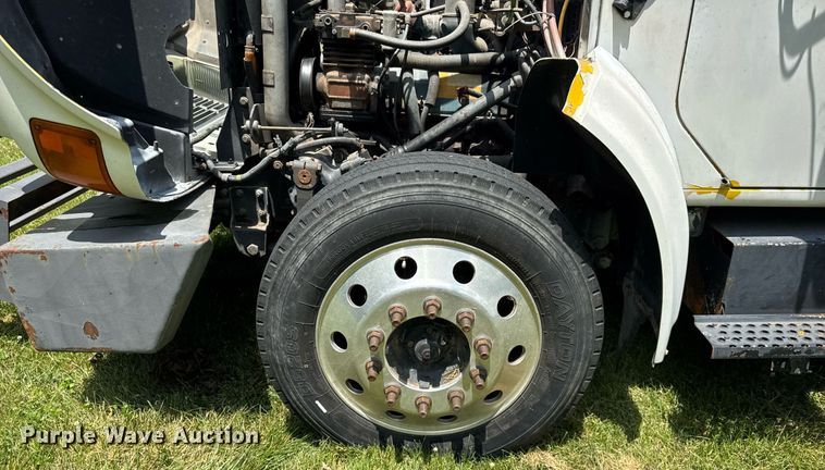 image for item DI9197 2001 International 4700  Crew Cab dump truck